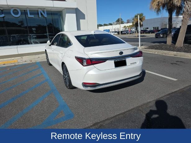 2022 Lexus ES 300h Luxury