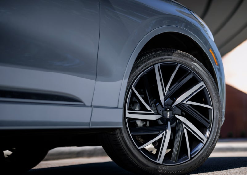 The wheel of the 2027 Lincoln Aviator® Black Label™ SUV is shown slightly angled out. | J.C. Lewis Lincoln in Savannah GA